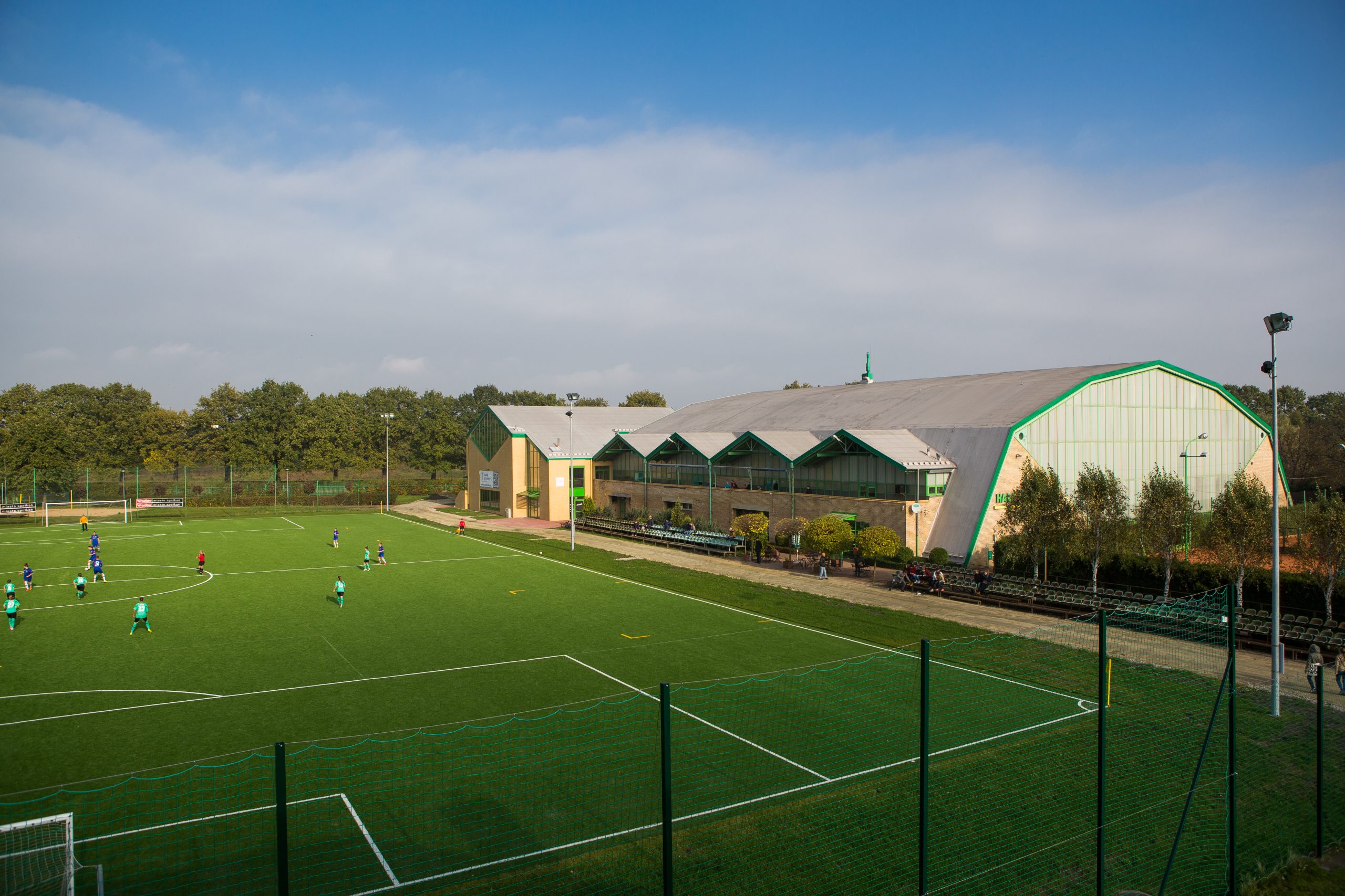 boisko-ze-sztuczna-nawierzchnia-scaled