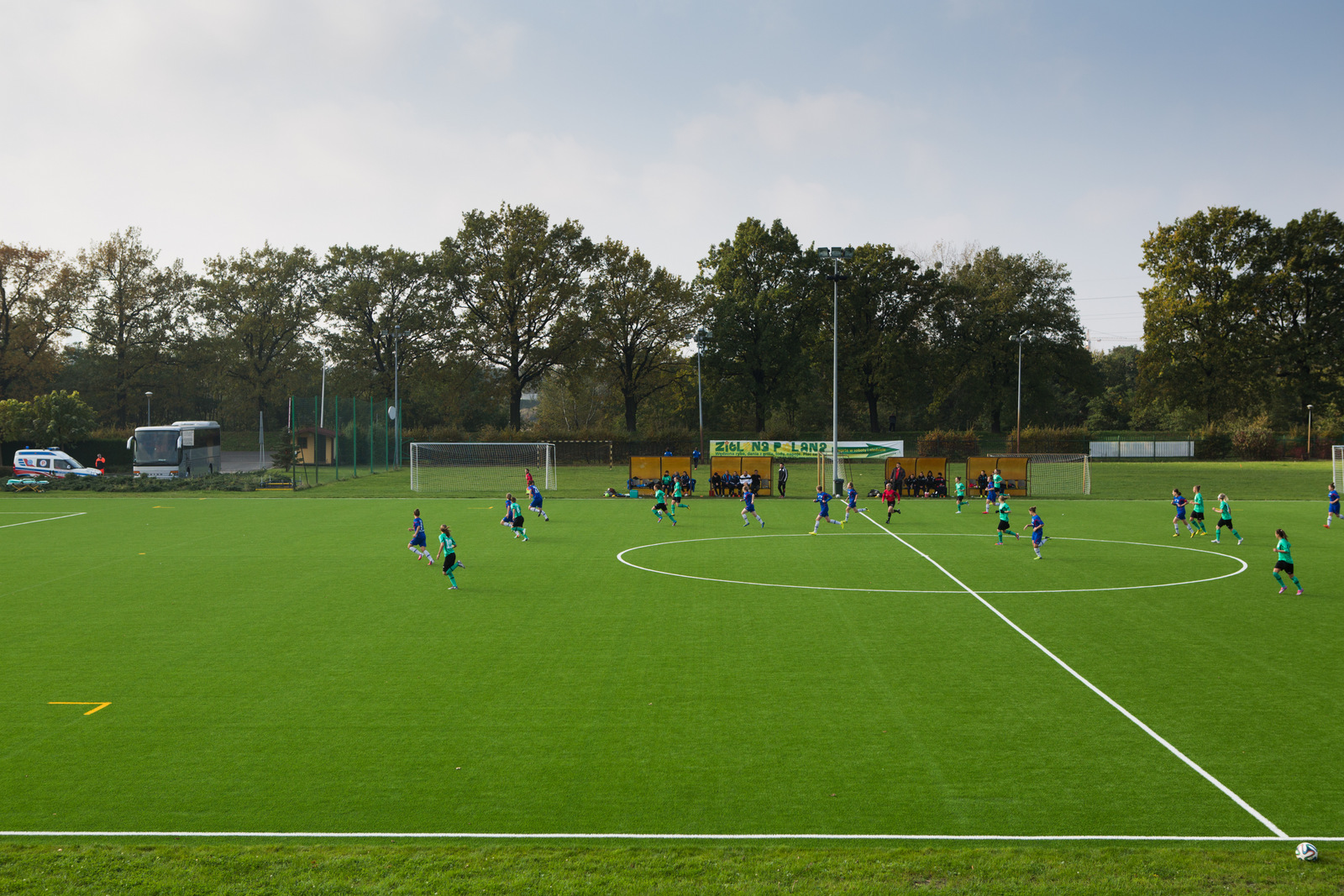 wjazd-do-hotelu-boisko-ze-sztuczna-nawierzchnia